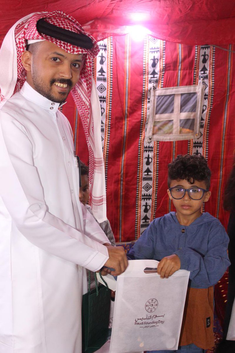 تشارك #بلدية_القفل الأهالي فرحة الأحتفاء بيوم #التأسيس بتوزيع الهدايا على أهالي المركز بمشاركة المتطوعين. 
#مجتمع_مُشارك 
#يوم_بدينا_1727