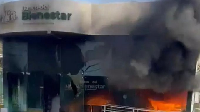 20PeterMel's tweet photo. Atentados terroristas del CJNG contra sucursales del Banco Del Bienestar
Michoacán 25
Jalisco 22
Zacatecas 5
Guanajuato 3
Edo Mex 3
Puebla 1

Mensaje:
Sheimbaum Rompiste nuestro pacto aceptando de Trump que los Navy Seals de EEUU dieran caza y abatieran a tu patrón el Mencho https://t.co/5BzTbJqntX