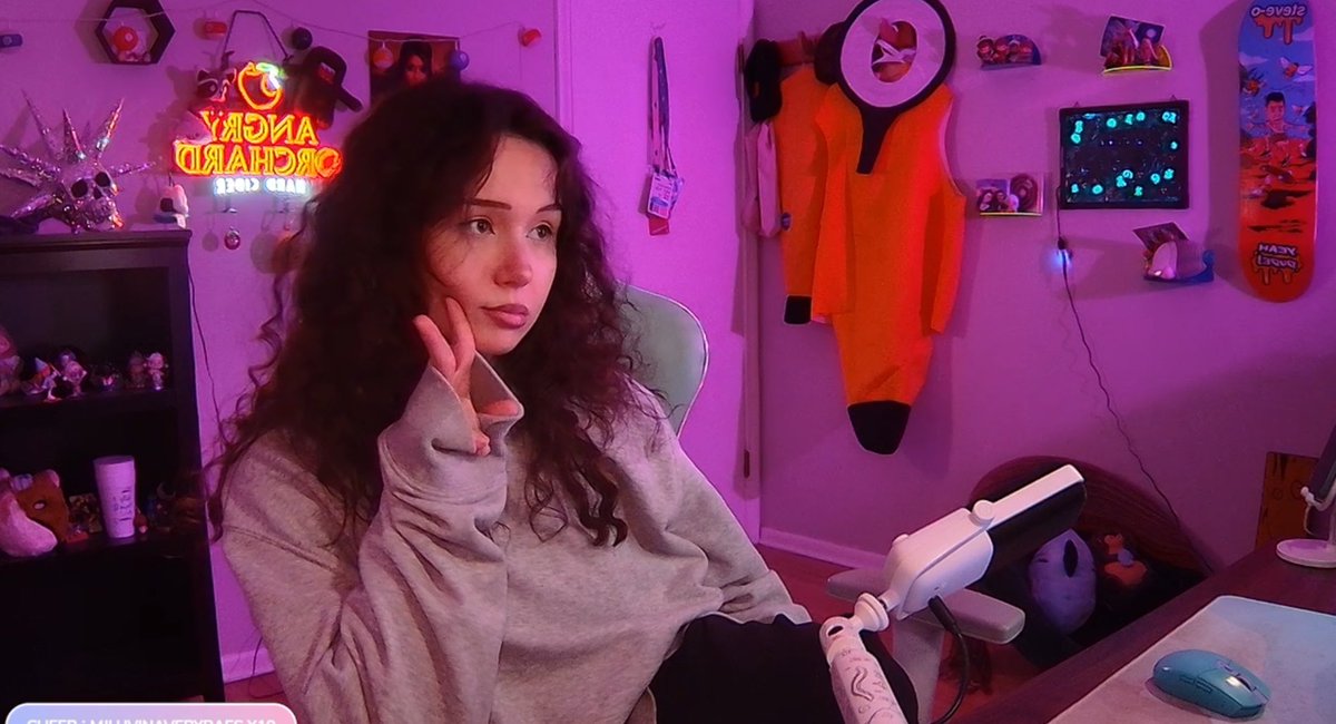 happy monday!! i was dying last week with whatever cold was going around but im alive now🕺🕺

catching up and possibly the sledding game?? YIPPEE

live rn :3 link in replies