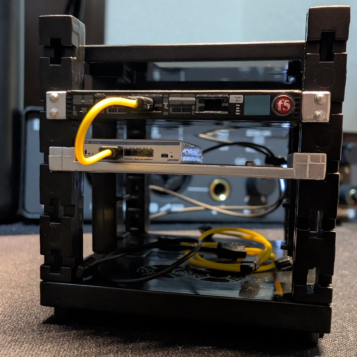RURATimeleapDev's tweet photo. 手のひらネットワーク機器 3.1
というガチャを見つけたのでやってみました！

ネットワークエンジニア出身のメンバーにこの写真を見せたところ
配線に関して👍を貰えました！
地味に嬉しい…

#エンジニア #スタートアップ #プロダクト開発 https://t.co/gPVhY47O4T
