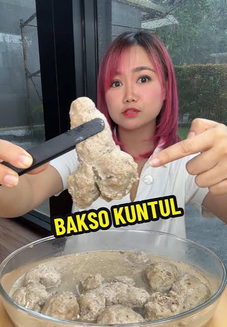 dummy69_69's tweet photo. @tanyakanrl Mungkin si ceweknya suka makan Bakso 🤣 https://t.co/2t2j0eDCoT