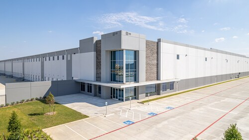 tslaming's tweet photo. GOOD NEWS 🚨 TESLA SECURES A MASSIVE TEXAS FACILITY FOR A NEW MEGAFACTORY 🎉

Stream Realty Partners just announced the sale of Buildings 9 and 10 at the Empire West industrial park in Brookshire, Texas. These two massive structures span over 1.6 million square feet. They are currently completely leased to Tesla under a long-term agreement. BGO acquired the properties on behalf of an institutional investor, which marks a significant milestone for this rapidly growing commercial area.

Tesla has big plans for the space: they are transforming it into a brand-new Megafactory dedicated entirely to manufacturing their Megapacks. To make this happen, the company is investing nearly $200 million into the site to bring in heavy machinery, assembly stations, and state-of-the-art automated robotic welding cells.

To keep operations running as smoothly as possible, Tesla is using the dual-building setup to efficiently separate its intensive manufacturing processes from its distribution needs:
🏭 Building 9 (1 Million Sq. Ft.): This massive facility will serve as the main manufacturing floor where the batteries are actively assembled.
🏘️ Building 10 (600,000 Sq. Ft.): Located right next door, this space is dedicated strictly to warehousing and logistics. It gives Tesla plenty of room to safely store the completed batteries before shipping them out to renewable energy projects across the country.