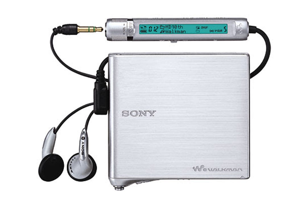 소니의 MD 플레이어는 정말 그 시대를 매혹한 아이템이지 않았나 싶다 정말 예쁜 쓰레기가 된. 디자인의 형태도 형태였지만 사이즈감이 정말로.