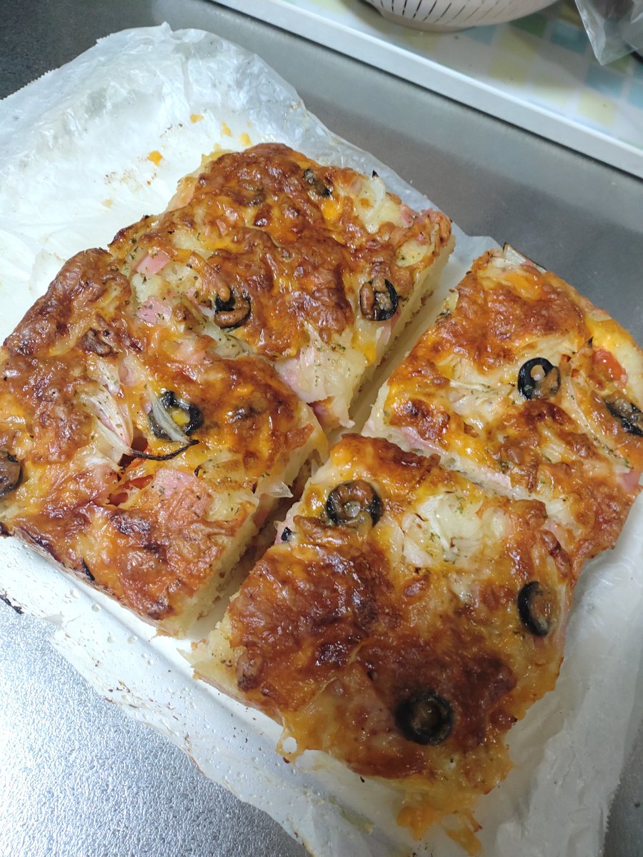 sunae_pinky's tweet photo. 朝からせっせとパン作り
チーズ&amp;オリーブ、枝豆コーンに加えて、シュガーバターの甘いバージョンも🤭
これは後輩たちに差し入れ😋😋

帰りに強力粉とオリーブオイルを買わなくちゃ👍 https://t.co/tqOBMZydJb