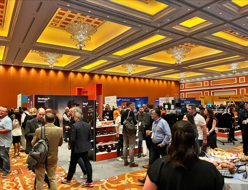 MicroStrategy's tweet image. The Welcome Reception set the tone for the week: bold ideas, powerful conversations, and a main floor packed with leaders ready to rethink what’s possible in the AI era.

Let’s keep the energy going for our keynotes tomorrow. 💡

#StrategyWorld26 #AILeadership #EnterpriseAI