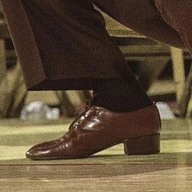 Pat Riley is going viral yet few can explain precisely why this looks so good. Let’s break it down. 🪡

1. Shoulders &amp; Shoes.

Shoulders and shoes are the DNA of a good fit. 

In this case, the strong padded shoulder of the Armani Suit and thinned soled, higher heeled oxfords.