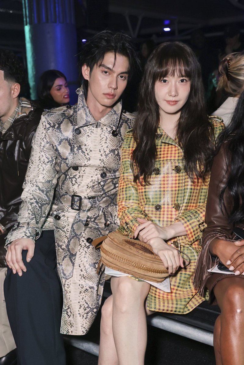 หล่อสวย! เปิดภาพโมเมนต์การโคจรมาพบกันของ ไบร์ท วชิรวิชญ์ <a href="/bbrightvc/">bright</a> และ อิมยุนอา ที่ฟรอนต์โรว์ในโชว์ของ Burberry คอลเล็กชั่น Winter 2026

#ELLEThailand
#Burberry #bbrightvc
#LimYoona #임윤아