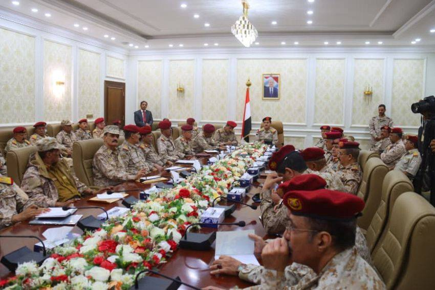 في اجتماع اليوم مع القيادات العسكرية، أطلق وزير الدفاع الفريق طاهر العقيلي إشارة البدء لعملية توحيد القوات العسكرية في عموم المحافظات المحررة، وإنهاء حالة الازدواجية التي استمرت لسنوات داخل المؤسسة العسكرية، بما يشمل معالجة ملفات الأسماء الوهمية والمزدوجة التي يُقدّر عددها بنحو