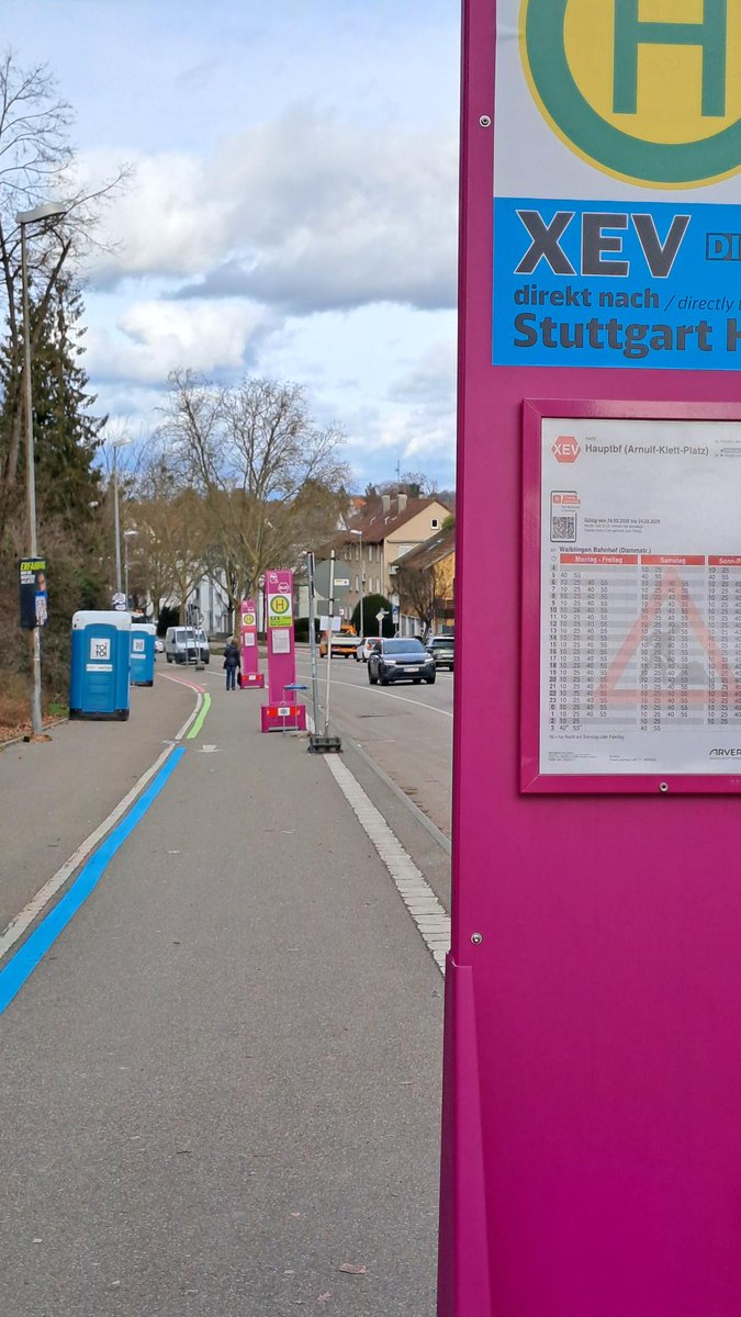 SBahn_Stuttgart's tweet photo. ℹ️ #Infotweet
Die Bauarbeiten zwischen #BadCannstatt und #Fellbach haben begonnen.
Für den #Ersatzverkehr mit Bussen ist die Wegeführung vor Ort farblich markiert:
#S2E rot 🔴 , #S2X hellgrün 🟢, #XEV hellblau 🔵
Bitte achtet auf die Beschilderung und Bodenmarkierungen. https://t.co/7m5nLSCZbH