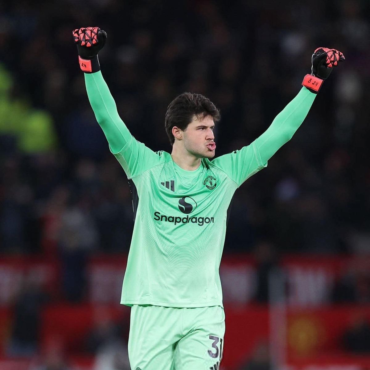 <a href="/ManUtd/">Manchester United</a> He singlehandedly kept punching and claiming those balls.

10+ corners with towering players like Tarkowski, Beto, Keane and Branthwaite.

Yet, he stood unfazed.