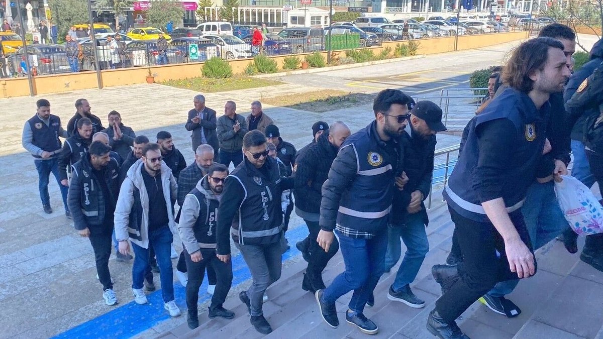 kanal6haber's tweet photo. 📌 Edirne Belediyesi’ne yönelik rüşvet ve yolsuzluk operasyonunda gözaltına alınan 13 şüpheliden 4’ü tutuklandı.

Yaklaşık 6 aylık teknik takip ve MASAK raporları sonrası düzenlenen operasyonda, aralarında belediye yöneticilerinin de bulunduğu şüpheliler “suç işlemek amacıyla örgüt kurmak” ve “rüşvet” suçlamalarıyla adliyeye sevk edildi. 4 kişi cezaevine gönderilirken, diğer şüpheliler hakkında adli kontrol ve ev hapsi tedbirleri uygulandı.
