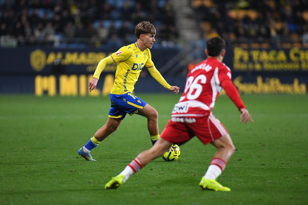 Suelo leer muchas criticas a De la Rosa pero hoy, cuando ha jugado en su posición natural y a pesar del fallo, ha sido el jugador con mayor influencia en el ataque del Cádiz CF.