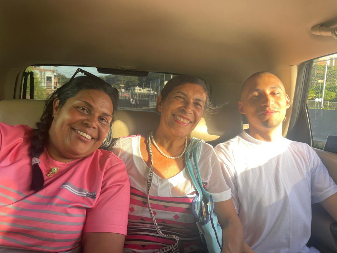 Salieron en libertad todos los cadetes que estaban en el Rodeo I y desde hace más de un año estuvieron en desaparición forzosa, entre ellos Carlos Daniel el que era menor de edad al momento de la detención.
Ahí lo ven con su madre que corrió a buscarlo y comparten la felicidad.