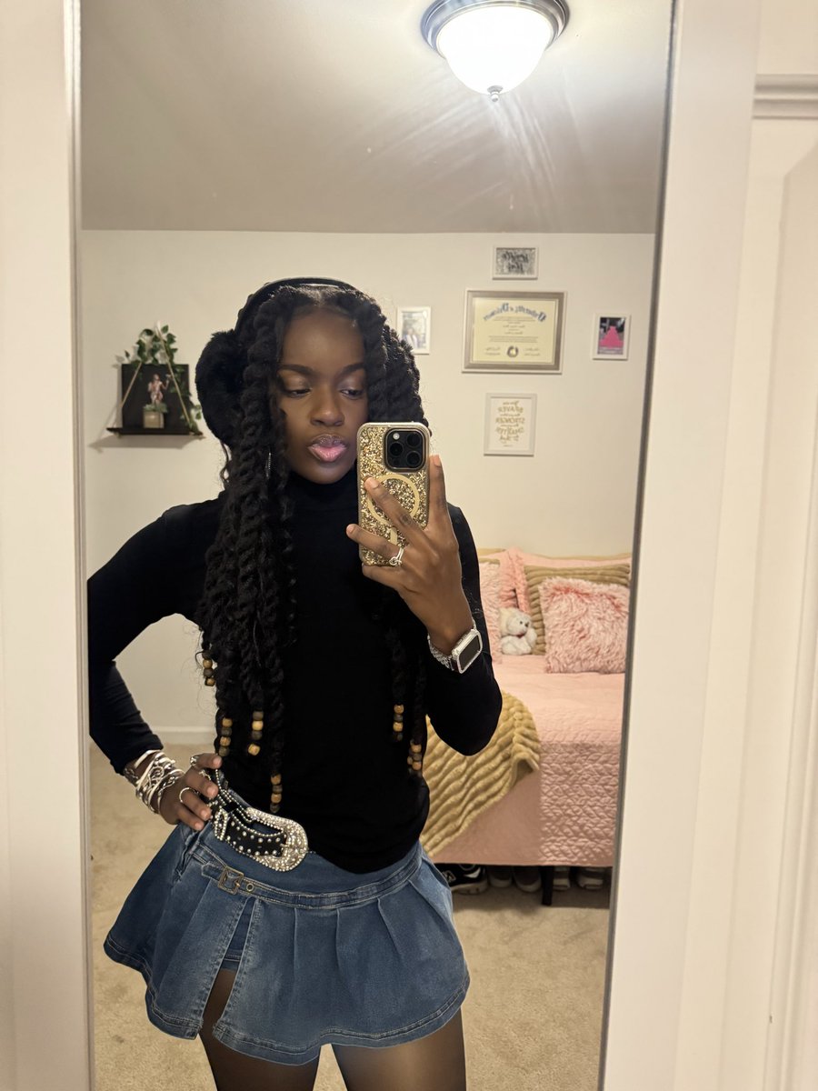 itznayab's tweet photo. word on the street is girls are drugs 🖤⛓️ https://t.co/zluvWHsOzV