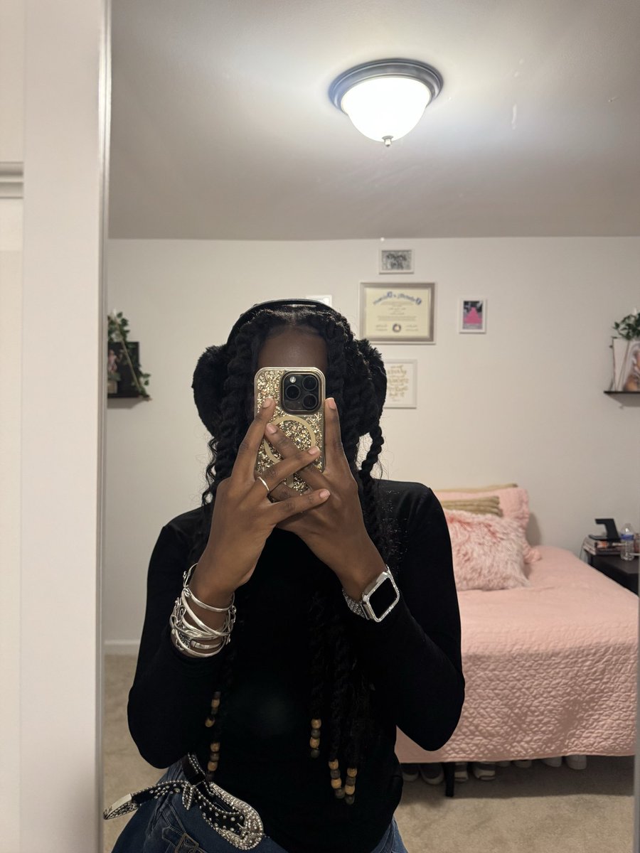 itznayab's tweet photo. word on the street is girls are drugs 🖤⛓️ https://t.co/zluvWHsOzV