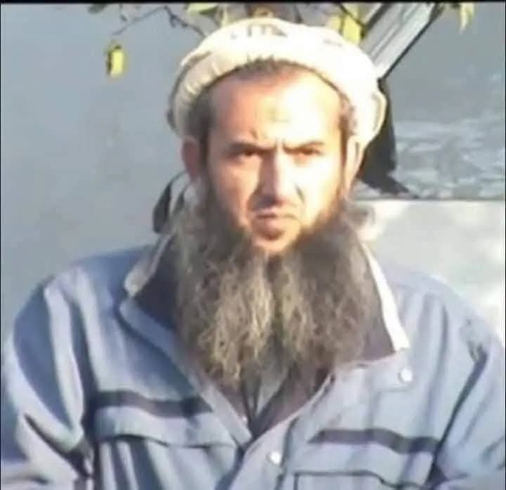 الشيخ جميل الرحمن الأفغاني السلفي هو أول من أعلن الجهاد على الروس الملحدين في أفغانستان وكان لا يقبل أن يقاتل معه إلا من كان على عقيدة التوحيد وكان المشايخ السلفيين يوصون بالقتال معه كالشيخ ابن باز وابن عثيمين والألباني والشيخ ربيع وغيرهم ثم غدر به الحزبيون والجماعات التكفيرية⤵️