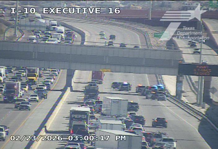DianaGomezTV's tweet photo. 🚨TRAFFIC ALERT: El Paso Police and State Troopers have blocked the right 3 lanes and shoulder after Executive on I-10 east. #TxDOT cameras show several officers. Expect slow down. Be safe! 

#EPTraffic #TrafficAlert #ElPasoTexas #Roadways #EPPolice #SunCity https://t.co/MG8hEbrpE7