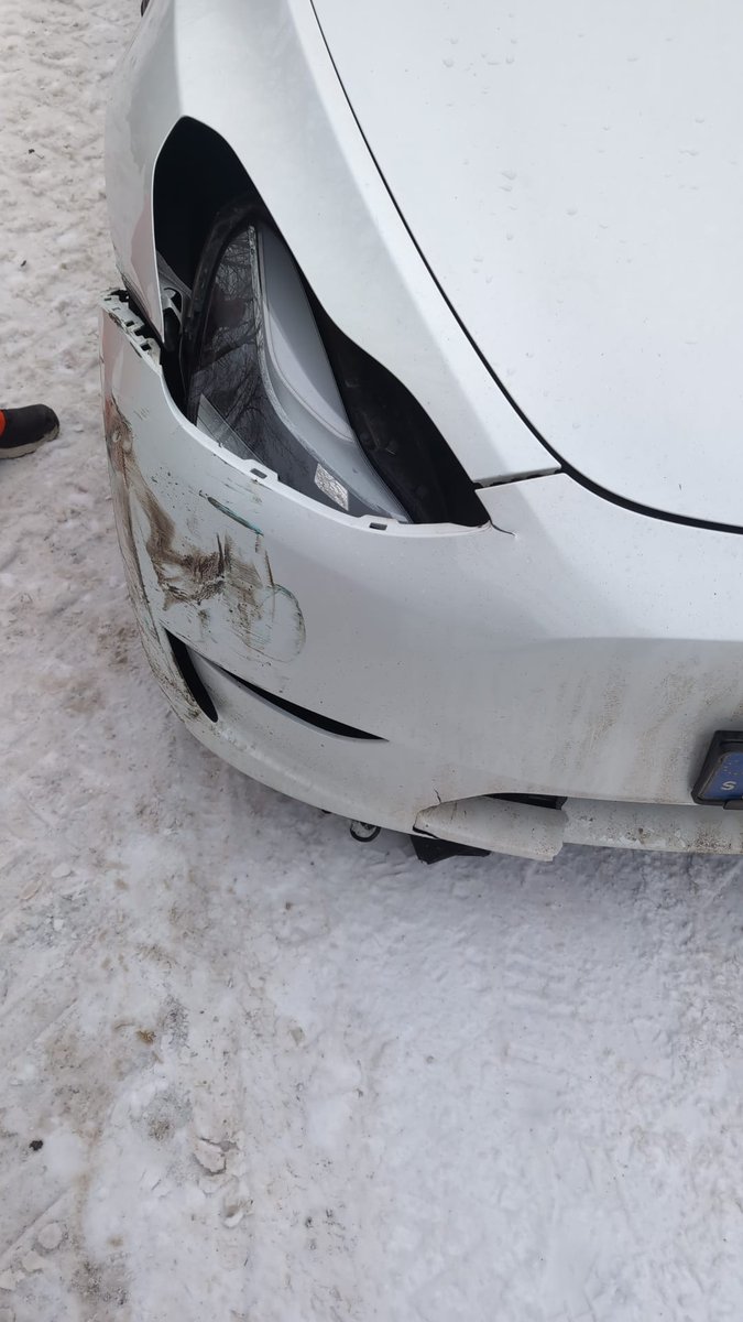 SA6MVD's tweet photo. @elonmusk  one of your cars just hit my Volvo, wtf bro i thought those cars of yours were supposed to not do that?! 🤣 https://t.co/TStqnux4iV