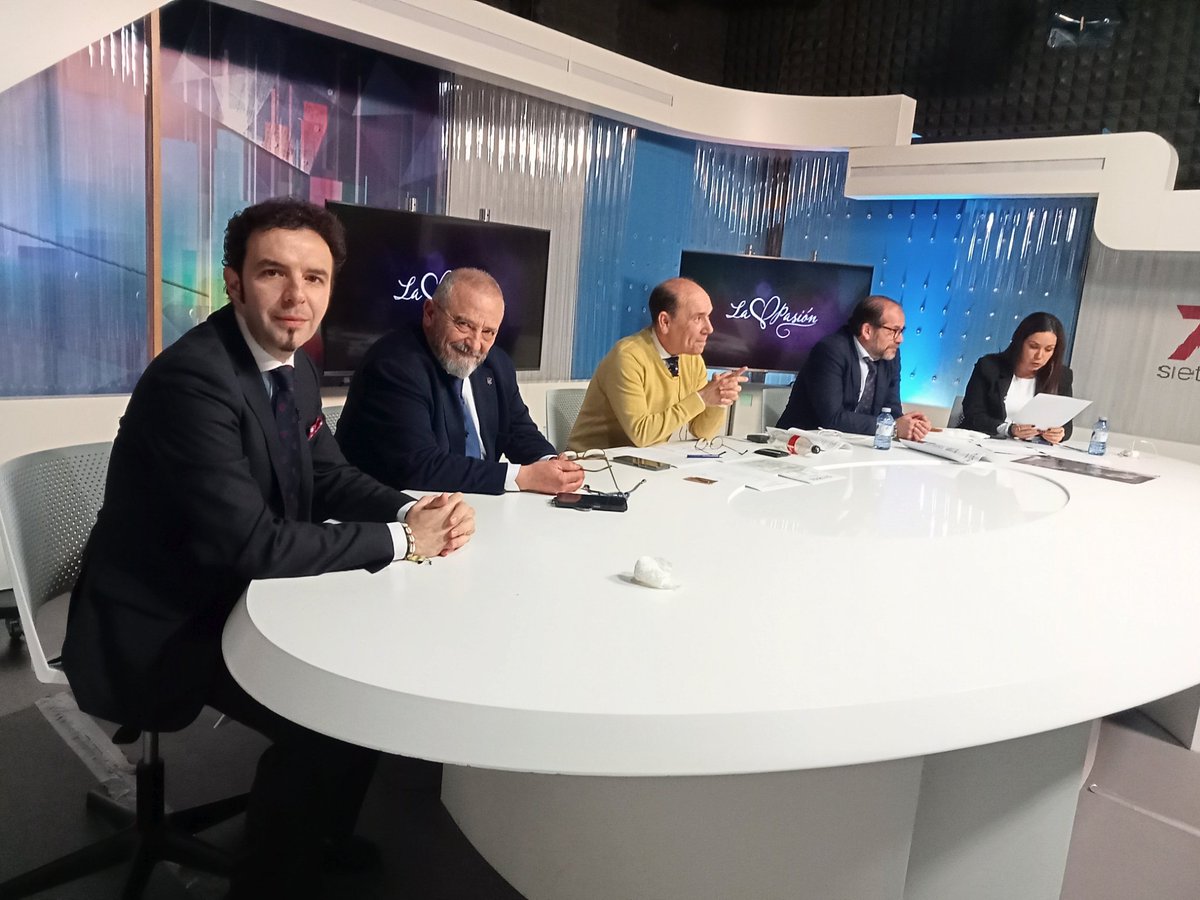 Con mis amigos de <a href="/LaPasion7TV/">La Pasión</a> en <a href="/7TVSevilla/">7TV Sevilla</a>   Vía Crucis del Stmo. Cristo de la Buena Muerte de la <a href="/HdadHiniesta/">Hermandad de La Hiniesta</a> en el L aniversario del Vía Crucis oficial del Consejo de Hermandades y Cofradías de la ciudad de Sevilla.
<a href="/GRayoVictor/">Víctor García-Rayo</a> <a href="/AnaEnterria/">Ana Enterría</a> 
#sevilla