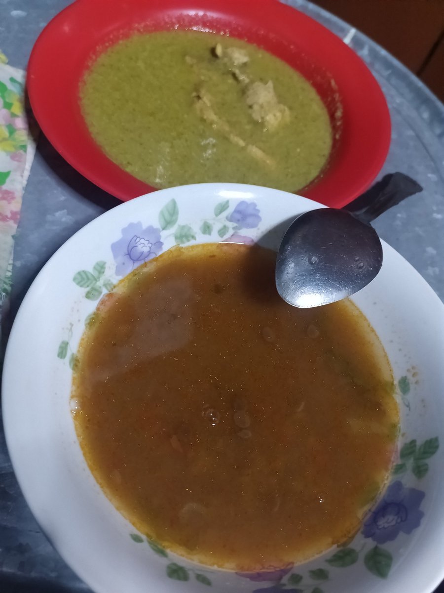 Vamos a comer, hice lentejas y molito verde con pollito....a mi Timmy le encanta, Que Dios bendiga sus alimentos, buen provecho tengan pandilleros 😋 🩵 🤟 🙏