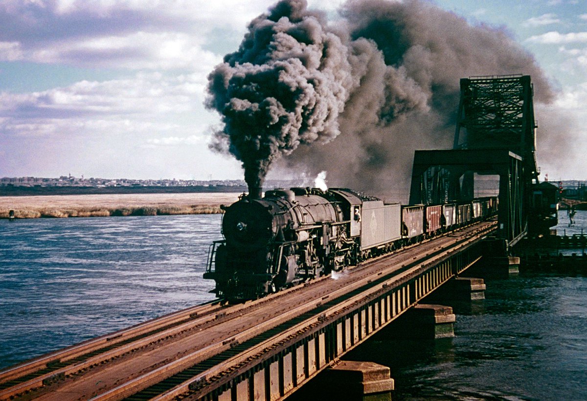 Erie 2-8-4 #3376 steams west across the Hackensack River at Secaucus, New Jersey on October 18, 1951. Bob Collins photo.

american-rails.com/ererr.html