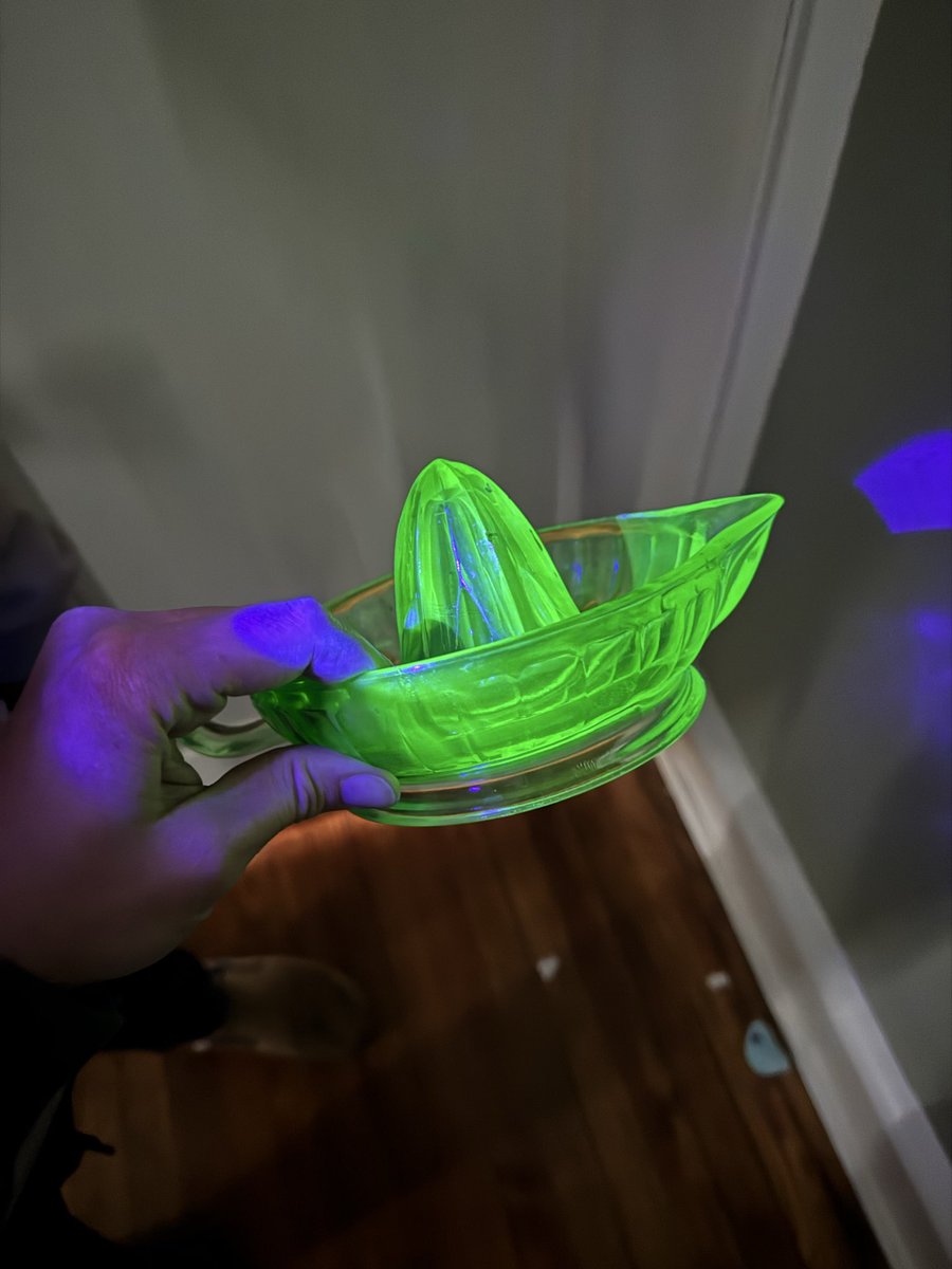 keta180's tweet photo. I went to sell this vintage juicer on fbmp and a fbmp angel reached down from the heavens and said, bby don’t sell that for $5! that’s uranium glass !  and she was correct 

(they sell for $40 on ebay) (decluttering cancelled) https://t.co/zjeceEn026