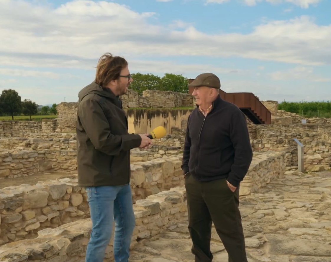 QuimMasferrer's tweet photo. Arbeca és un poble amb caràcter i profundament arrelat a la seva història. Un poble que sap mirar endavant. Quan vaig arribar a Arbeca només en coneixia el seu fruit i ara ja puc dir que també en conec la llavor, l’ànima, la seva gent. Gent d'Arbeca sou molt bona gent❤️ https://t.co/BkA96X7prp