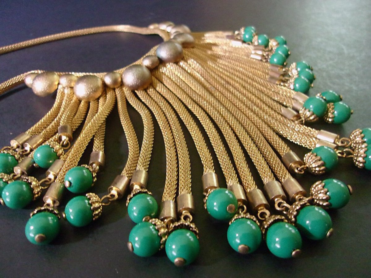 renaissancefai's tweet photo. Vintage Art Deco Turquoise Bead Bib Necklace, Gold Tone Fringe
https://t.co/r2w5TDn2n5?
#necklace #vintage #Hobe #HattieCarnegie #unsigned #mesh #dangles #turquoise #beads #fringe #goldtone #chainmail #bibnecklace #designer #Egyptianrevival #large #runway #statement #artDeco https://t.co/enfpS3KMyW