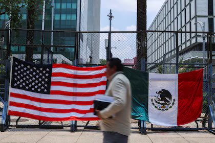 EMBAJADA DE EE. UU. EMITE ALERTA DE SEGURIDAD EN MÉXICO
La Embajada estadounidense pidió a sus ciudadanos permanecer en casa y evitar viajes a estados como Jalisco, Tamaulipas y Michoacán tras operativos y bloqueos relacionados con la muerte de “El Mencho”. #Seguridad #México