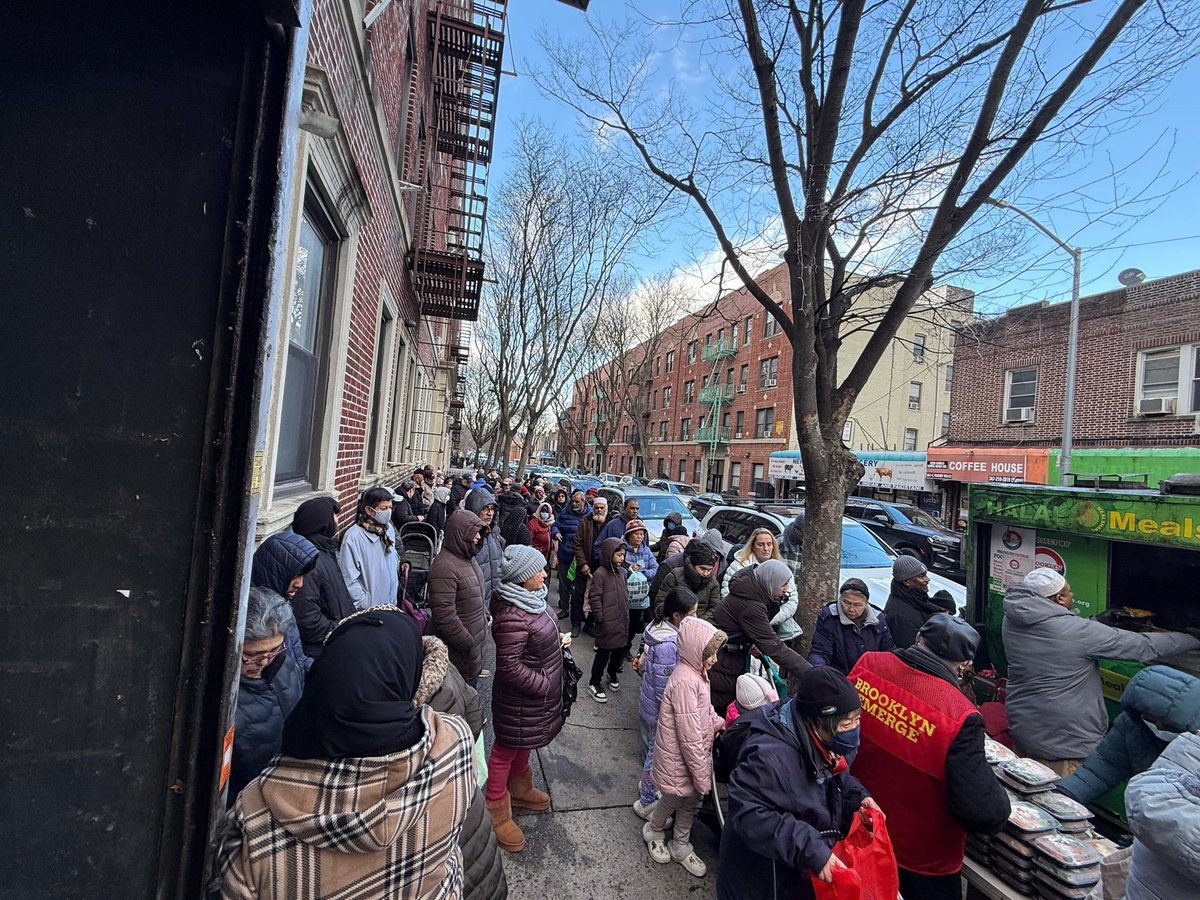 EmergeBrooklyn's tweet photo. Before the snowstorm, we were already distributing groceries and hot halal meals.
Every Saturday.
No matter the forecast.
If you want to be part of real, consistent community work — join us.
Brooklyn shows up for Brooklyn.
#foodforeveryone #foodbank https://t.co/xV44RrTtV7