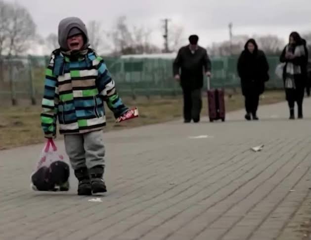 Я помню разбомблённый мост, когда на руках, под обстрелами, люди спасались с детьми.
Я помню переполненные поезда, увозившие людей от их дома, от их жизни.
Я помню имена и телефоны, написанные ручкой на спинах детей.
Я помню этого ребёнка, так отчаянно плачущего.
Я помню..