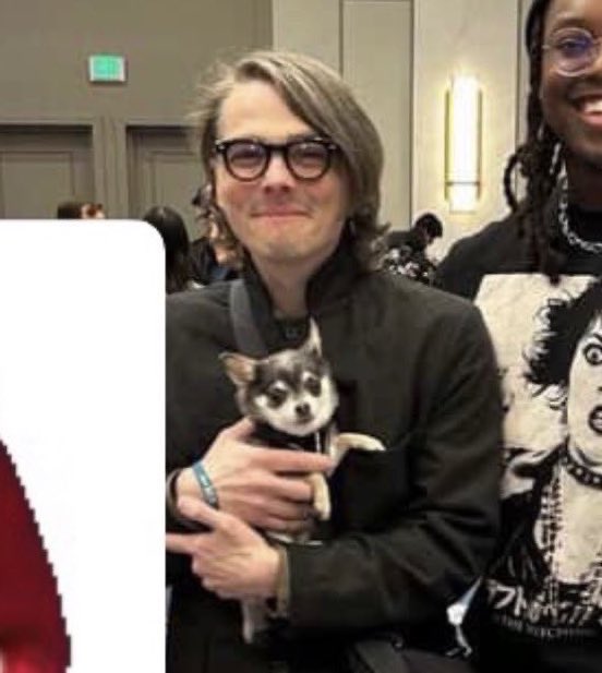 ele segurando o cachorrinho meu deus