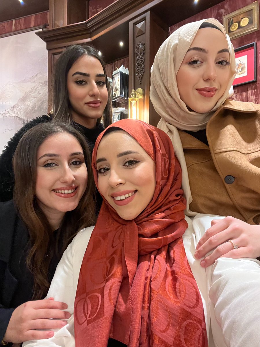 srsenaa's tweet photo. ⭐️🧡🫶🏻👭😻😻 https://t.co/uVIN4OmMWq