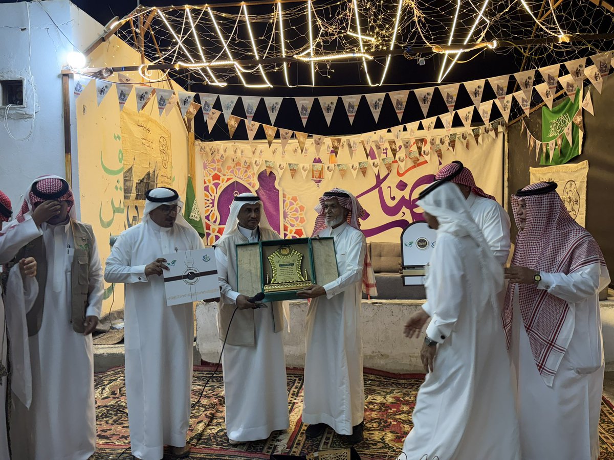 Alzahedtwt's tweet photo. وشارك في تكريم الاستاذ غريب مقدام 
 فريق أرحب التطوعي بجمعية رواد العمل التطوعي وعدد من أقارب وأصدقاء المحتفى به منهم 
الاستاذ حمد النعمي والاستاذ عيسى دريب والاستاذ حسن كريت والاستاذ محمد الشماخي والاستاذ حسن عقيل والاستاذ مروعي علي موسى والاستاذ عيسى ابراهيم مقدام 
كما قدّم الأستاذ غابي عكفي درعًا تذكاريًا للمشرف على المركاز الأستاذ أحمد إبراهيم طفيان تقديرًا لجهوده