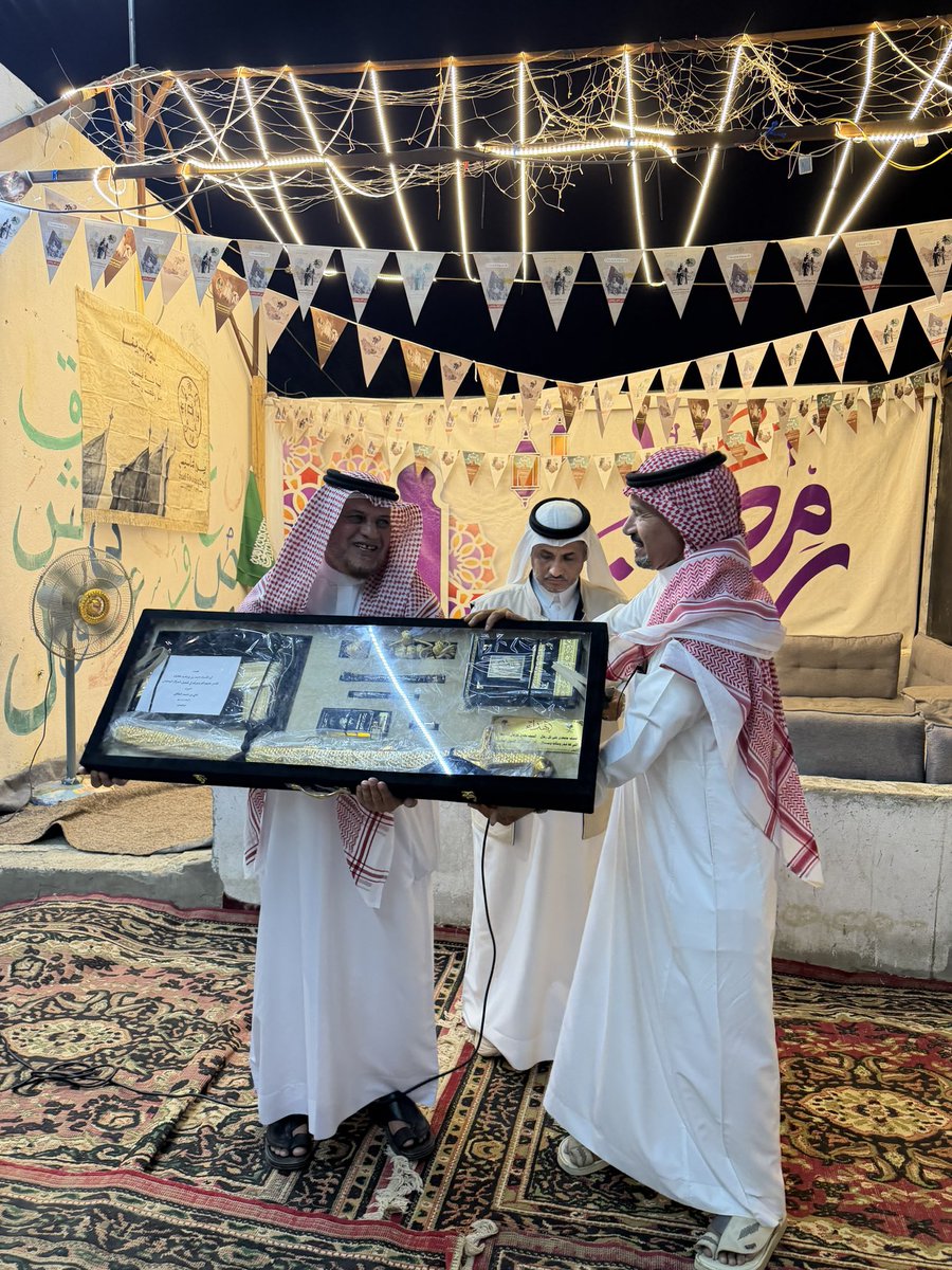 Alzahedtwt's tweet photo. وشارك في تكريم الاستاذ غريب مقدام 
 فريق أرحب التطوعي بجمعية رواد العمل التطوعي وعدد من أقارب وأصدقاء المحتفى به منهم 
الاستاذ حمد النعمي والاستاذ عيسى دريب والاستاذ حسن كريت والاستاذ محمد الشماخي والاستاذ حسن عقيل والاستاذ مروعي علي موسى والاستاذ عيسى ابراهيم مقدام 
كما قدّم الأستاذ غابي عكفي درعًا تذكاريًا للمشرف على المركاز الأستاذ أحمد إبراهيم طفيان تقديرًا لجهوده