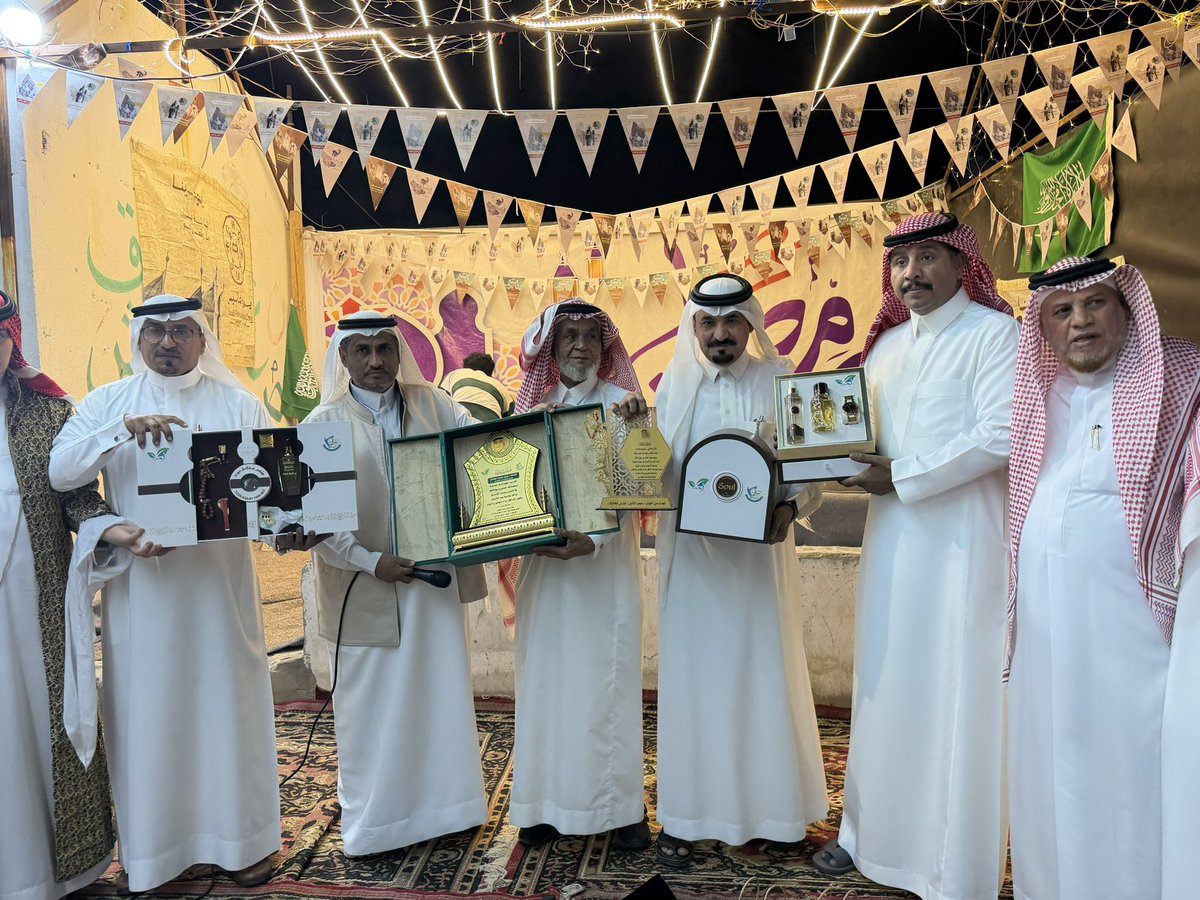 Alzahedtwt's tweet photo. وشارك في تكريم الاستاذ غريب مقدام 
 فريق أرحب التطوعي بجمعية رواد العمل التطوعي وعدد من أقارب وأصدقاء المحتفى به منهم 
الاستاذ حمد النعمي والاستاذ عيسى دريب والاستاذ حسن كريت والاستاذ محمد الشماخي والاستاذ حسن عقيل والاستاذ مروعي علي موسى والاستاذ عيسى ابراهيم مقدام 
كما قدّم الأستاذ غابي عكفي درعًا تذكاريًا للمشرف على المركاز الأستاذ أحمد إبراهيم طفيان تقديرًا لجهوده