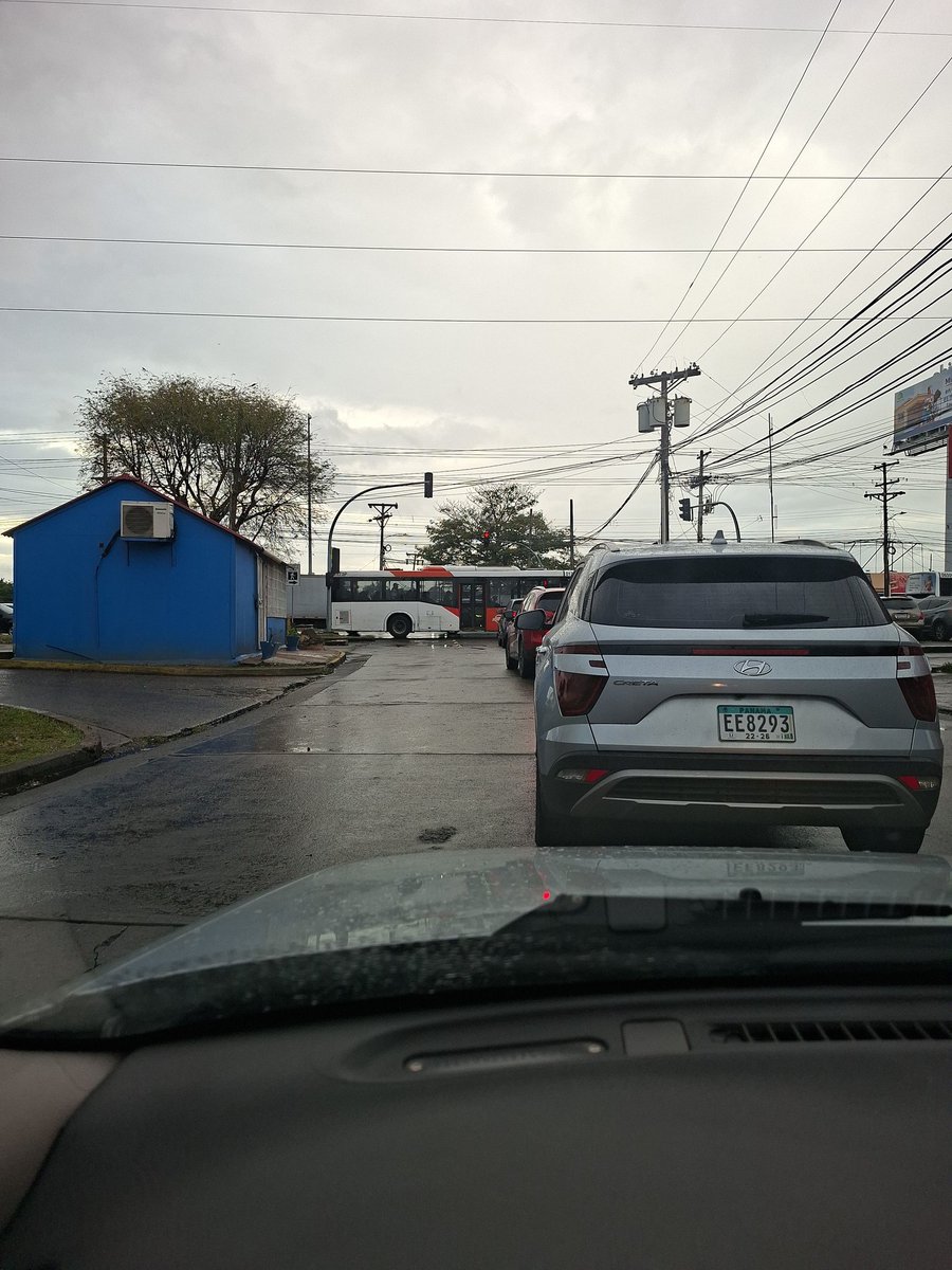 WCasisS's tweet photo. Hemos tenido que comernos varios semáforos en Danta Clara gracias a los @OficialMiBus que trancan el cruce y eso que no hay iniciado las clases ni las lluvias están tan fuertes  misma porquería que con los diablos rojos, misma mentalidad😡😡😡 https://t.co/urah74YzIr