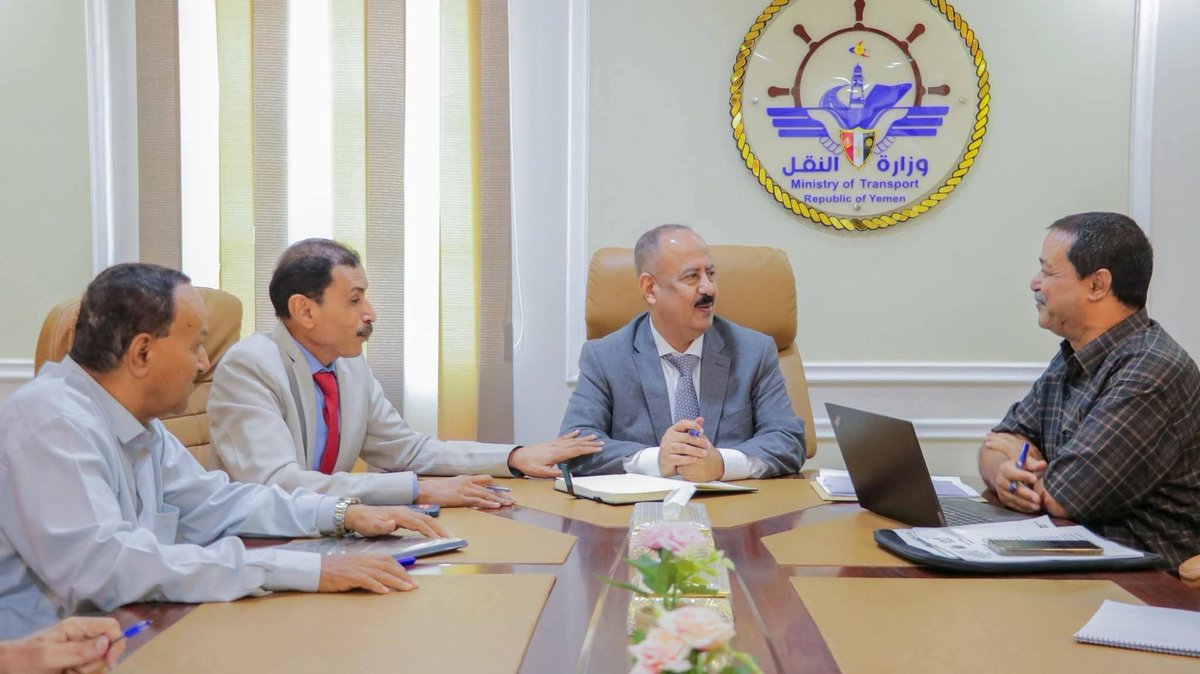 ناقشتُ اليوم في ديوان عام الوزارة بالعاصمة المؤقتة عدن، مع نائب رئيس مجلس إدارة مؤسسة موانئ البحر الأحمر، الخطوات العملية لإعادة تأهيل وتشغيل ميناء المخا التاريخي.
 لقد كان لقاءً مثمراً ركزنا فيه على تقييم ما تم إنجازه من أعمال إنشائية وفنية، ووضعنا النقاط على الحروف فيما يخص
