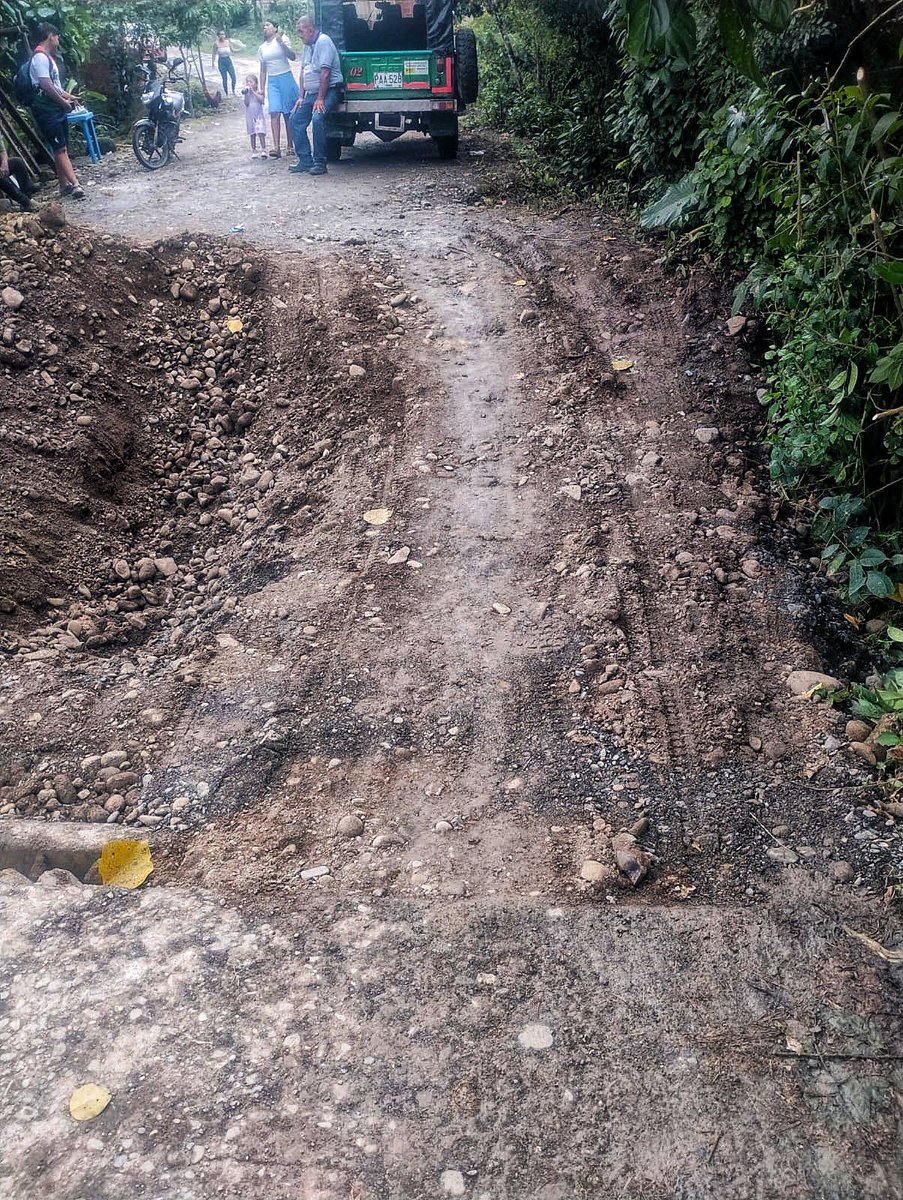 𝗬𝗮 𝘁𝗲𝗻𝗲𝗺𝗼𝘀 𝗽𝗮𝘀𝗼 𝗽𝗿𝗼𝘃𝗶𝘀𝗶𝗼𝗻𝗮𝗹 𝗲𝗻 𝗲𝗹 𝗽𝘂𝗲𝗻𝘁𝗲 𝗱𝗲 𝗹𝗮 𝘃𝗲𝗿𝗲𝗱𝗮 𝗟𝗮 𝗕𝗮𝗹𝘀𝗮. 🚧🌧️

Con el apoyo de maquinaria amarilla logramos habilitar paso restringido para motocicletas y motocarros, restableciendo parcialmente la movilidad en la zona. 🙌