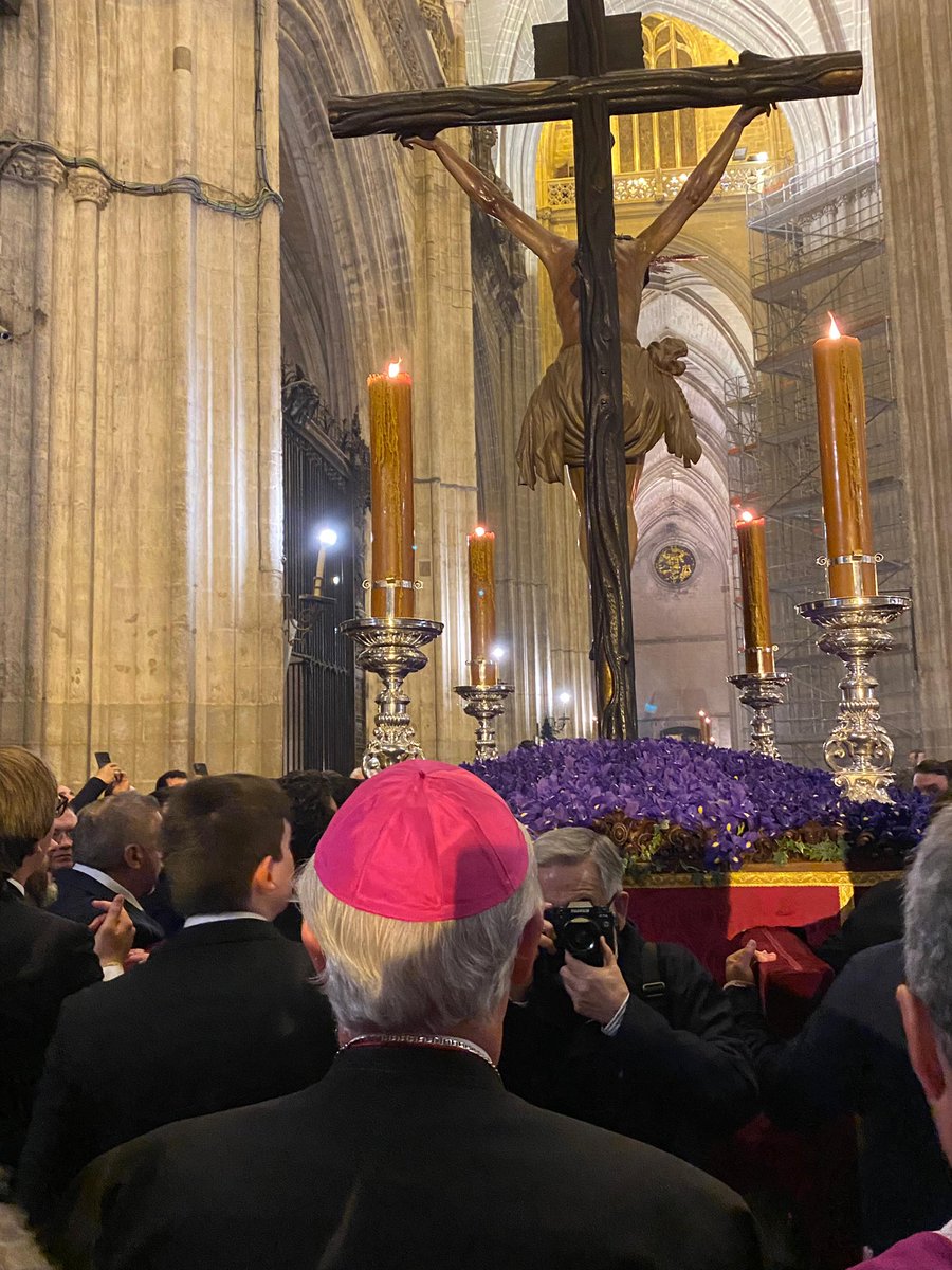 ArzobispoSaiz's tweet photo. #Viacrucis del Consejo General de Hermandades y Cofradías de #Sevilla.

Hemos contemplado de nuevo el inmenso amor de Dios, manifestado en Cristo, que entrega su vida en la cruz por nuestra salvación https://t.co/gVp3AVfOrB