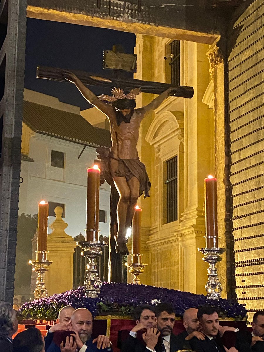ArzobispoSaiz's tweet photo. #Viacrucis del Consejo General de Hermandades y Cofradías de #Sevilla.

Hemos contemplado de nuevo el inmenso amor de Dios, manifestado en Cristo, que entrega su vida en la cruz por nuestra salvación https://t.co/gVp3AVfOrB