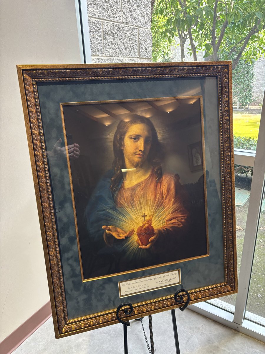 sbdcatholics's tweet photo. The Knights of Columbus provided our Pastoral Center with 2 beautiful gifts today. A Pilgrim Icon of the Sacred Heart of Jesus, 1 of 300 worldwide blessed by Pope Francis. And a visitation of relics of the 6 martyrs of the Mexican Revolution. Thank you KoC for your generosity! https://t.co/HvAQBnYblG