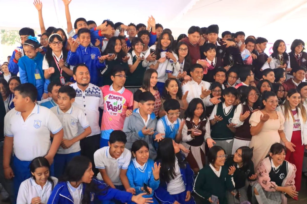 ¡Rompe el Tabú, hazlo seguro! 
En suma de esfuerzos por el bienestar de los adolescentes, el dir. gral. del IEEPO, <a href="/EMILIOMONTEROP/">Emilio Montero Pérez</a>, acompañó al gdor. <a href="/salomonj/">Salomón Jara Cruz</a> y a la pta. del DIF, <a href="/Irma_BolanosOax/">Irma Bolaños Quijano</a>, en la Feria interactiva para brindar información responsable sobre salud sexual.