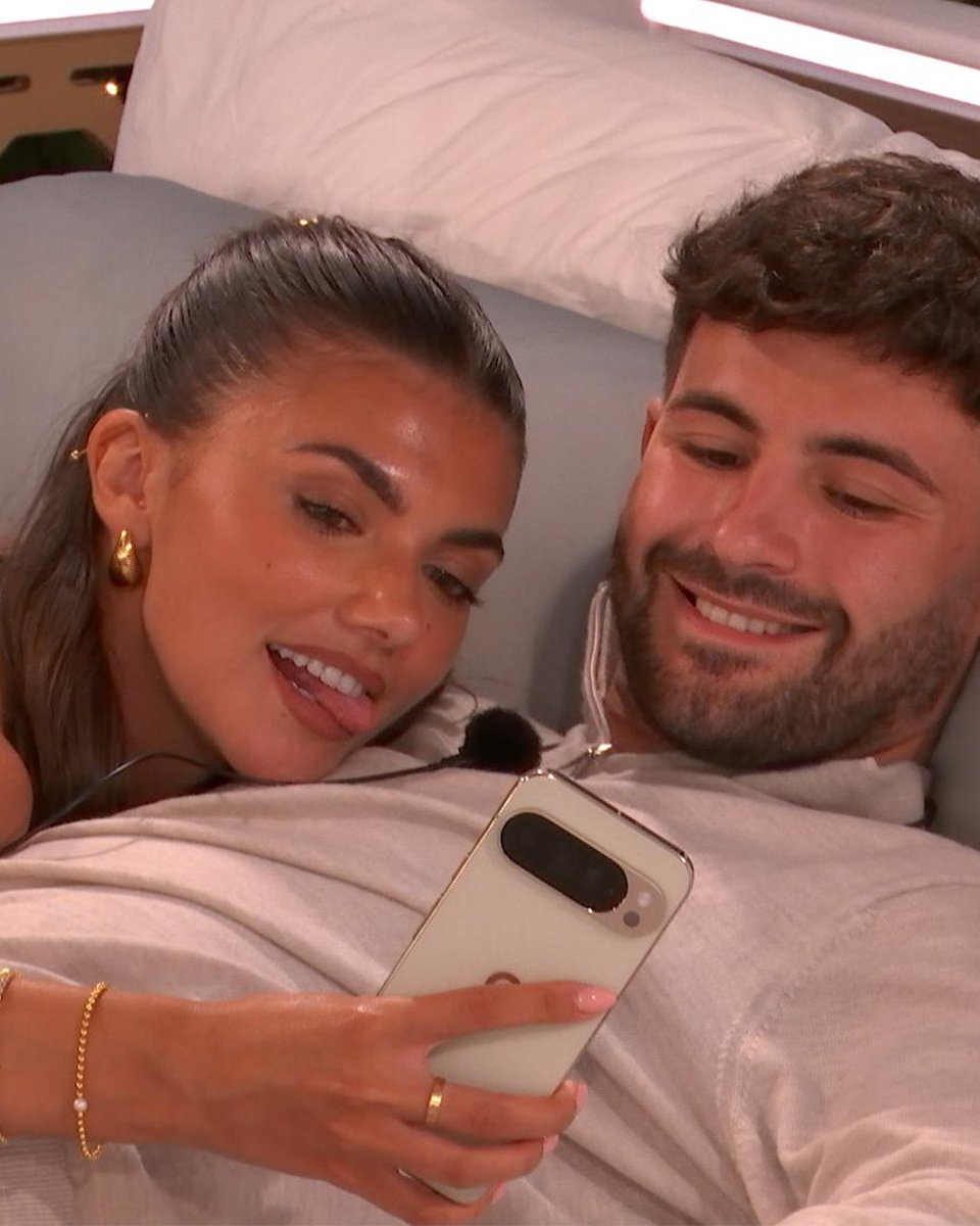 ITV's tweet image. AND YOUR LOVE ISLAND ALL STARS CHAMPIONS ARE...SAMIE AND CIARAN! 👑✨

#LoveIslandAllStars #LoveIsland