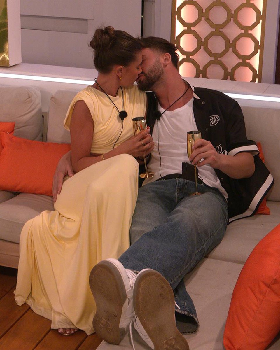 ITV's tweet image. AND YOUR LOVE ISLAND ALL STARS CHAMPIONS ARE...SAMIE AND CIARAN! 👑✨

#LoveIslandAllStars #LoveIsland