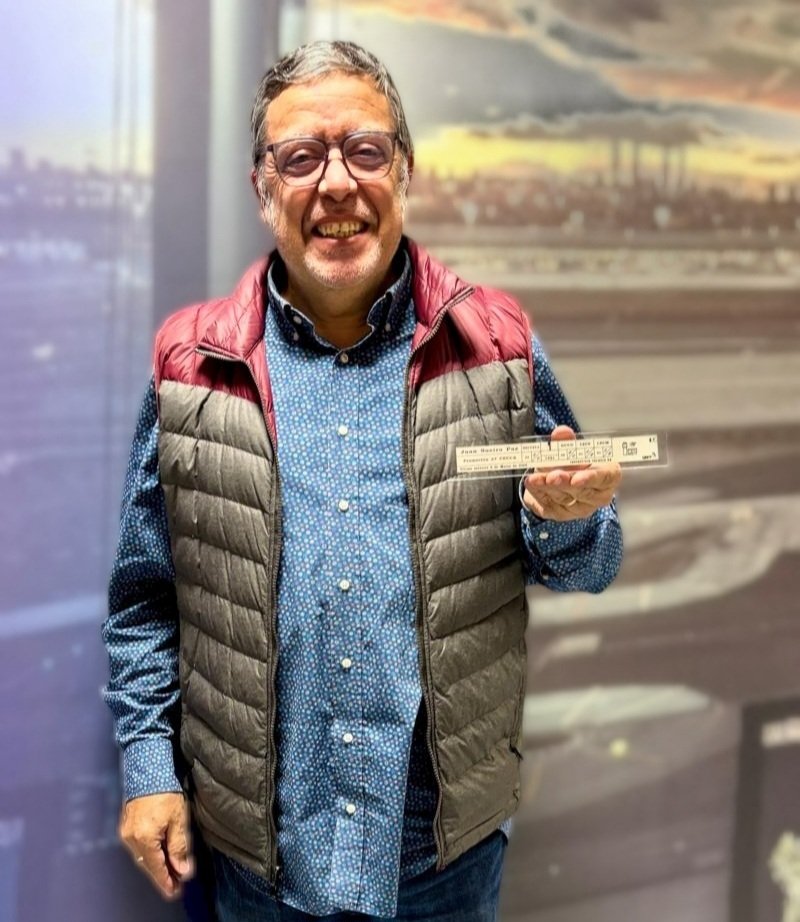 🎙️ Despedimos a un referente tras una trayectoria ejemplar por los centros de control de Canarias, Sevilla y Madrid. Un gallego que puso orden en el cielo con maestría.
Le entregamos la ficha de plata a nuestro compañero Juan Sueiro por su jubilación en el Centro de Control de