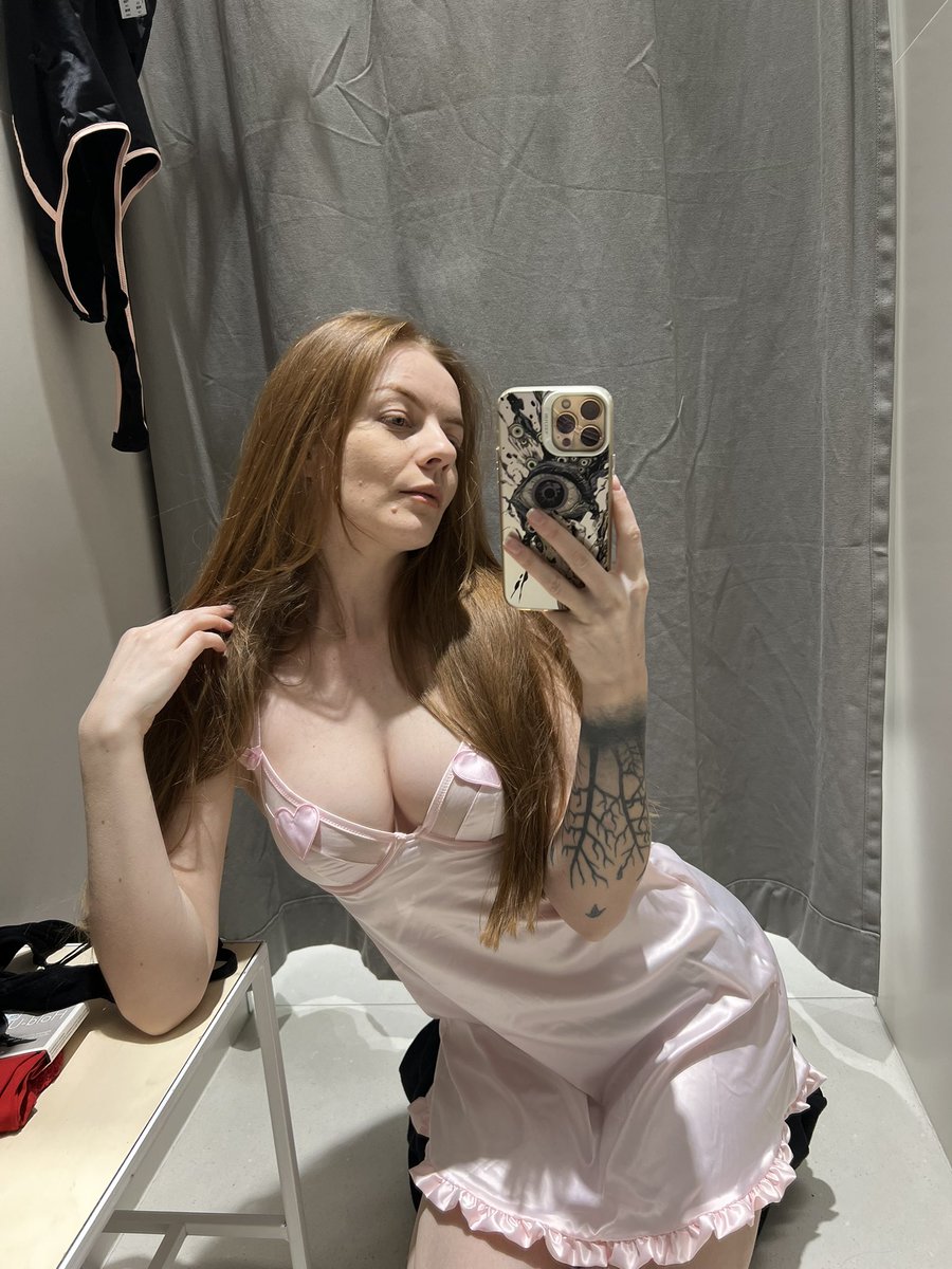 I tried on the pink one. It looks very cute💕