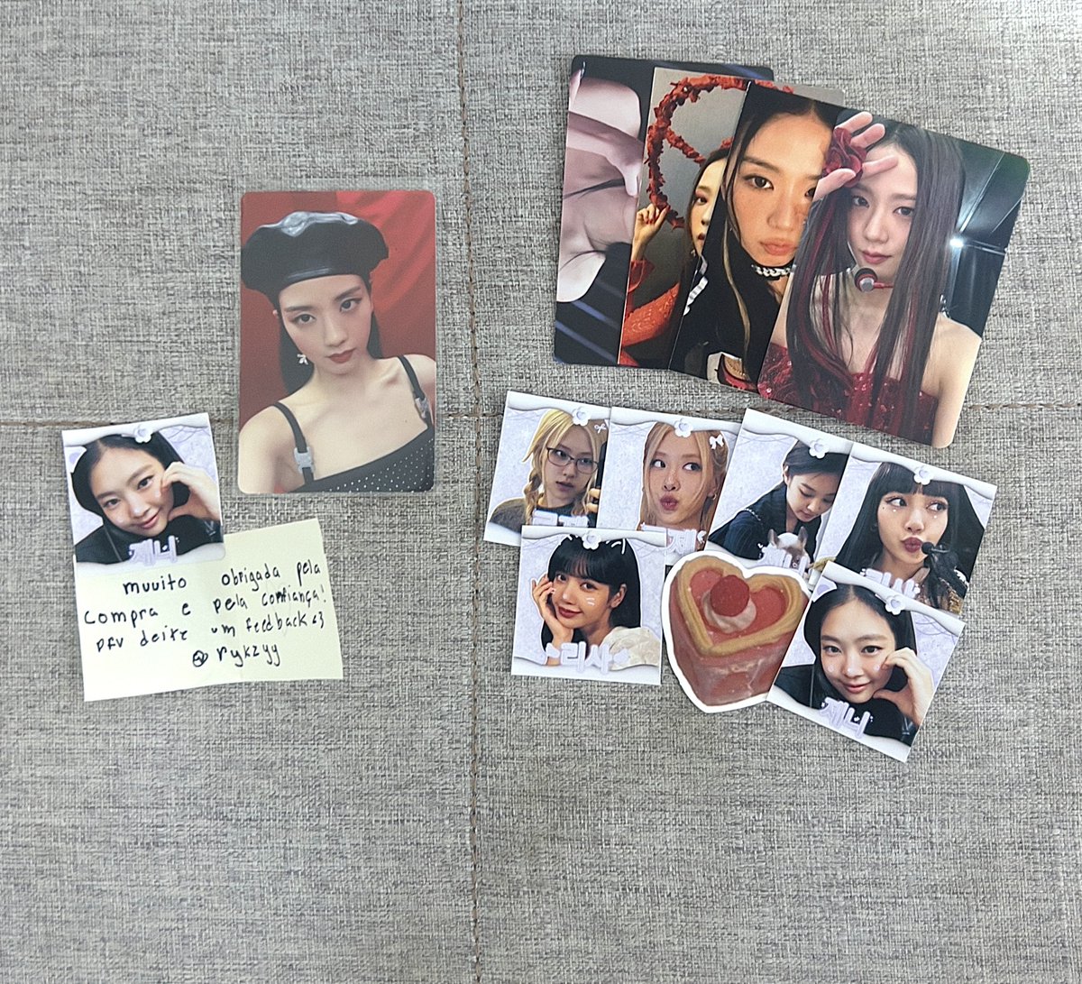 feedback positivo para <a href="/rykzyy/">rah |</a> que me vendeu essa jisoo!! chegou tudo certinho e com esses brindes lindos, muito obrigada 💘
