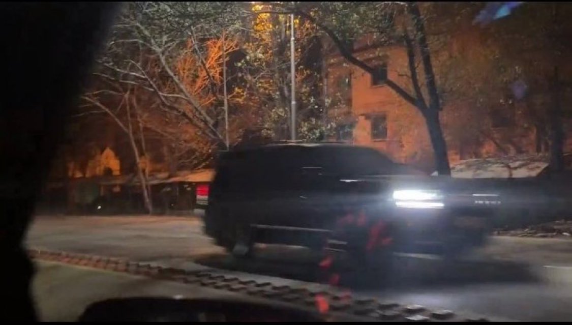 Omggggg Imran Khan was in this car when visited PIMS today. 😭😭💔💔

Oh my whole heart to just even think that Imran Khan was sitting in this car. 

May Allah give him speedy recovery and may he celebrates Eid with us.