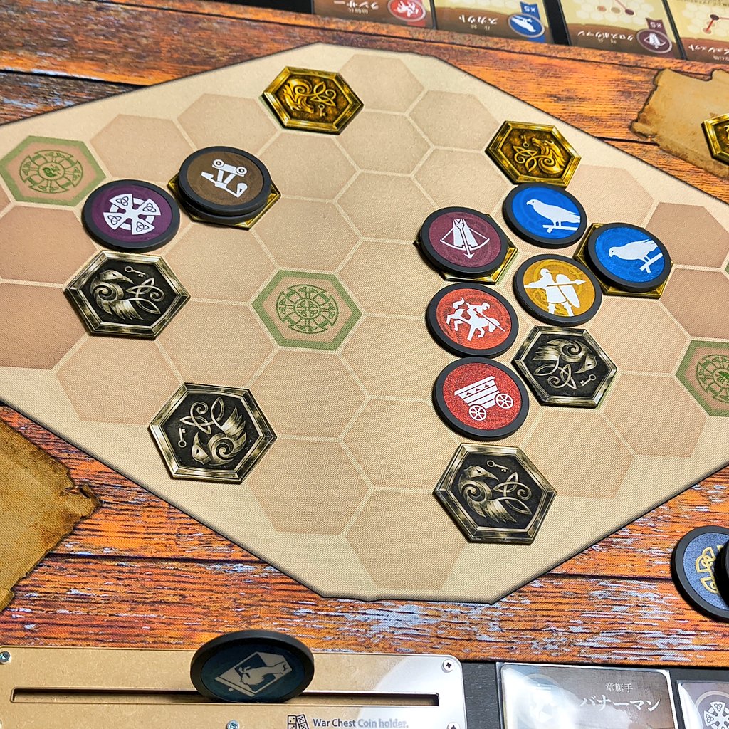 【ボドゲコラム#2】
「自作」
元々の物より気に入った物が出来そうならトークン類を作ります。写真はウォーチェストの拠点タイル。
もし紛失や破損してしまった時、代用効くものであれば諦めず試してみてください;)